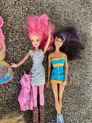 PASTEL HAIR BARBIES AND EXTRA CLOTHES