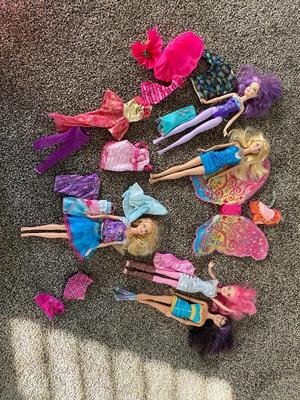 PASTEL HAIR BARBIES AND EXTRA CLOTHES