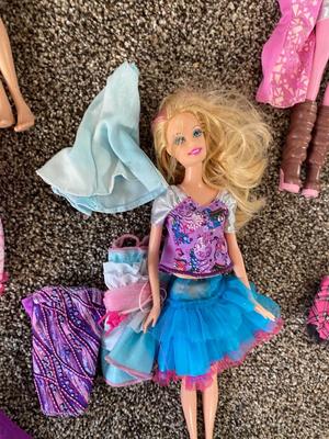 PASTEL HAIR BARBIES AND EXTRA CLOTHES