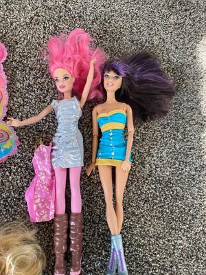 PASTEL HAIR BARBIES AND EXTRA CLOTHES