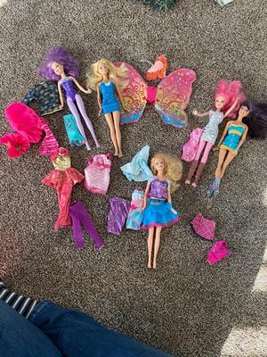 PASTEL HAIR BARBIES AND EXTRA CLOTHES