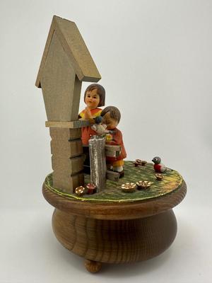 THORENS Revolving Music Box - Plays Ave Maria Gounod