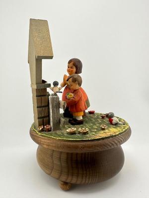 THORENS Revolving Music Box - Plays Ave Maria Gounod
