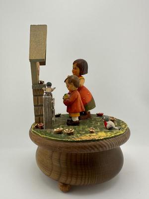 THORENS Revolving Music Box - Plays Ave Maria Gounod
