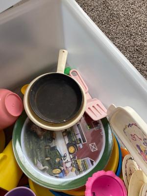 A WHOLE TOTE OF PLAY DISHES