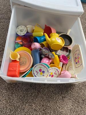 A WHOLE TOTE OF PLAY DISHES
