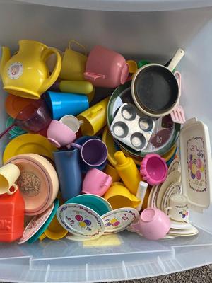 A WHOLE TOTE OF PLAY DISHES