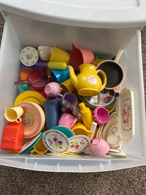 A WHOLE TOTE OF PLAY DISHES