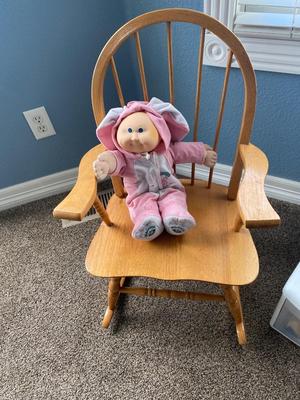 CHILD SIZE ROCKING CHAIR AND TOTE FULL OF DOLL CLOTHES