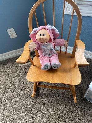 CHILD SIZE ROCKING CHAIR AND TOTE FULL OF DOLL CLOTHES