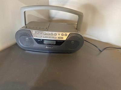 NICE LITTLE SONY AM/FM BOOM BOX RADIO WITH CD AND CASSETTE PLAYER