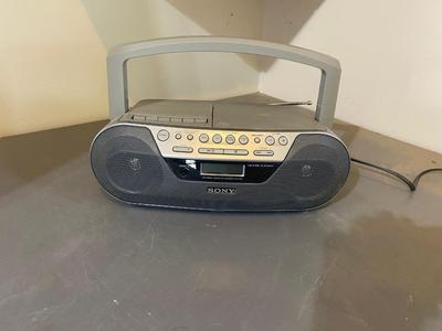 NICE LITTLE SONY AM/FM BOOM BOX RADIO WITH CD AND CASSETTE PLAYER