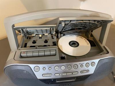 NICE LITTLE SONY AM/FM BOOM BOX RADIO WITH CD AND CASSETTE PLAYER