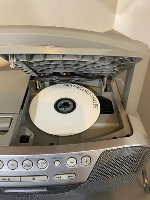 NICE LITTLE SONY AM/FM BOOM BOX RADIO WITH CD AND CASSETTE PLAYER
