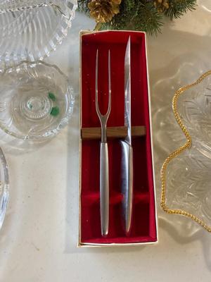 GERBER LEGENDARY CARVING KNIFE AND FORK WITH CHRISTMAS SERVING DISHES & HOLIDAY DECOR