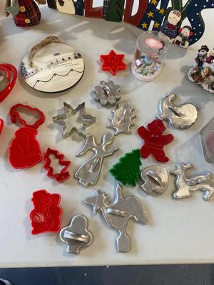 CHRISTMAS COOKIE CUTTERS AND HOLIDAY DECOR