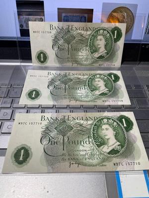 3-Bank Of England One Pound Banknotes/Currency w/Consecutive Serial Numbers W97C 157708/157709/157710 in AU-UNC Conditions