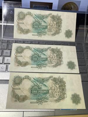 3-Bank Of England One Pound Banknotes/Currency w/Consecutive Serial Numbers W97C 157708/157709/157710 in AU-UNC Conditions