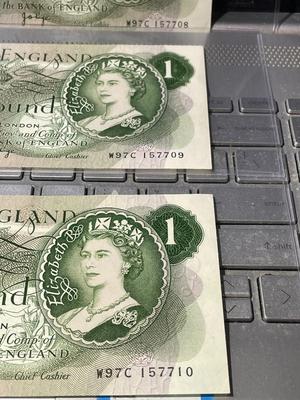 3-Bank Of England One Pound Banknotes/Currency w/Consecutive Serial Numbers W97C 157708/157709/157710 in AU-UNC Conditions