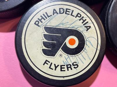 (7) PHILADELPHIA FLYERS NHL HOCKEY PUCKS 6 OF 7 PUCKS ARE PLAYER SIGNED AS PICTURED.