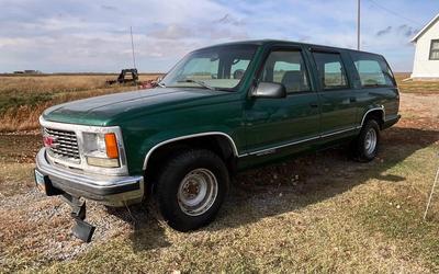 GMC Green Suburban 1999