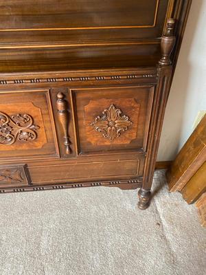 BEAUTIFUL ANTIQUE DOUBLE/FULL BED FRAME BY HUNTLEY SIMMONS
