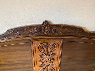 BEAUTIFUL ANTIQUE DOUBLE/FULL BED FRAME BY HUNTLEY SIMMONS