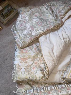 BEAUTIFUL FULL SIZE COMFORTER-PILLOW SHAMS-THROW PILLOWS