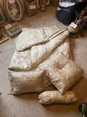 BEAUTIFUL FULL SIZE COMFORTER-PILLOW SHAMS-THROW PILLOWS