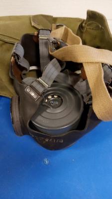 LOT 1 MILITARY GAS MASK
