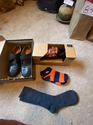 MENS SIZE 11 DR. COMFORT SHOES AND BRONCOS DEAR FOAM SLIPPERS