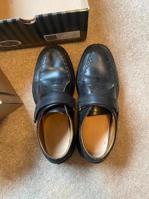 MENS SIZE 11 DR. COMFORT SHOES AND BRONCOS DEAR FOAM SLIPPERS