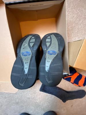 MENS SIZE 11 DR. COMFORT SHOES AND BRONCOS DEAR FOAM SLIPPERS