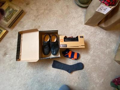 MENS SIZE 11 DR. COMFORT SHOES AND BRONCOS DEAR FOAM SLIPPERS