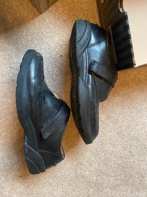 MENS SIZE 11 DR. COMFORT SHOES AND BRONCOS DEAR FOAM SLIPPERS