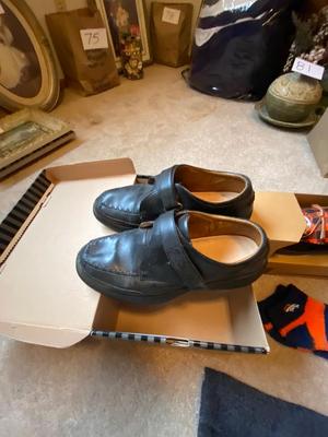 MENS SIZE 11 DR. COMFORT SHOES AND BRONCOS DEAR FOAM SLIPPERS