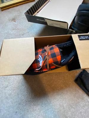 MENS SIZE 11 DR. COMFORT SHOES AND BRONCOS DEAR FOAM SLIPPERS