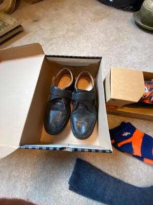 MENS SIZE 11 DR. COMFORT SHOES AND BRONCOS DEAR FOAM SLIPPERS
