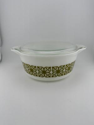 Vintage Pyrex Green Verde Round Flowers Casserole Dish 2.5 Qt 475 with Lid