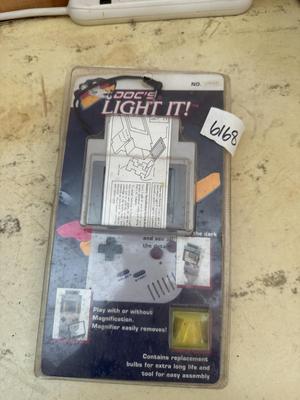 Light & magnifier for Game Boy