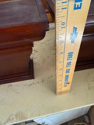 2 decorative shelves