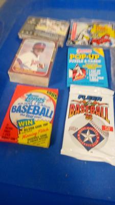 LOT 16 NINE VINTAGE PACKS OF BASEBALL CARDS