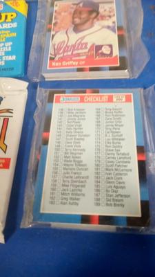 LOT 16 NINE VINTAGE PACKS OF BASEBALL CARDS