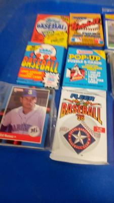LOT 16 NINE VINTAGE PACKS OF BASEBALL CARDS