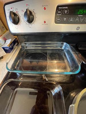 BAKEWARE, PIE PLATES AND PIE CARRIER