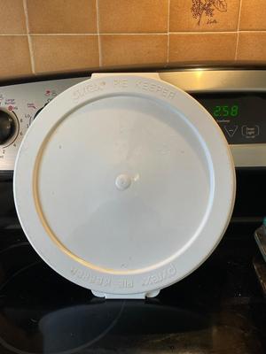 BAKEWARE, PIE PLATES AND PIE CARRIER