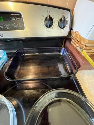 BAKEWARE, PIE PLATES AND PIE CARRIER