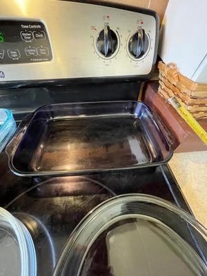 BAKEWARE, PIE PLATES AND PIE CARRIER