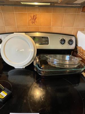 BAKEWARE, PIE PLATES AND PIE CARRIER