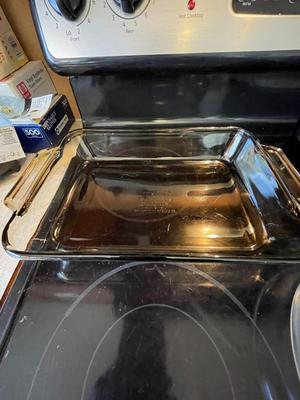 BAKEWARE, PIE PLATES AND PIE CARRIER